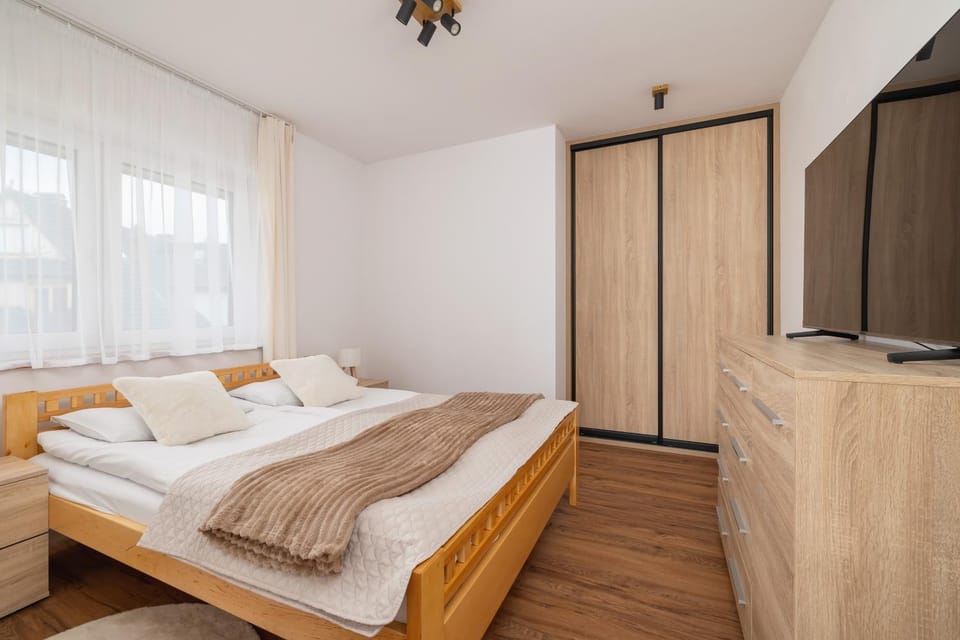 Bed, TV and multimedia, Bedroom