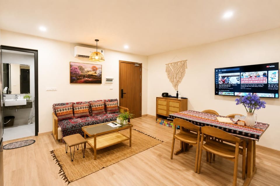 TV and multimedia, Living room, Seating area, Dining area