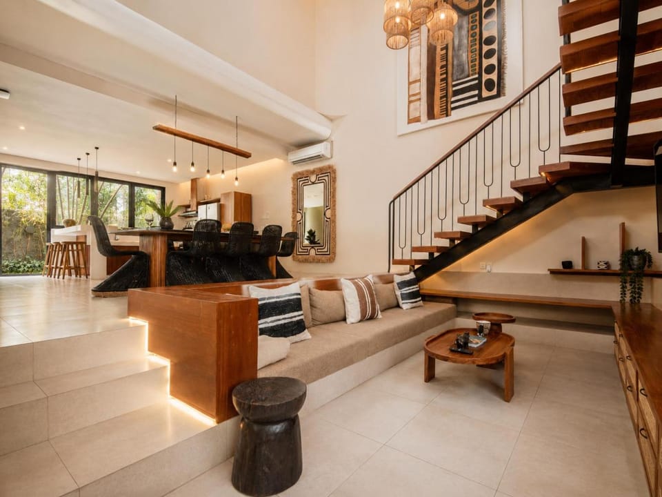 Elegant 4BR Seminyak Villa, enclosed living, Villa in Kuta