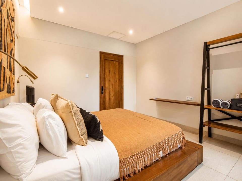 Elegant 4BR Seminyak Villa, enclosed living, Villa in Kuta