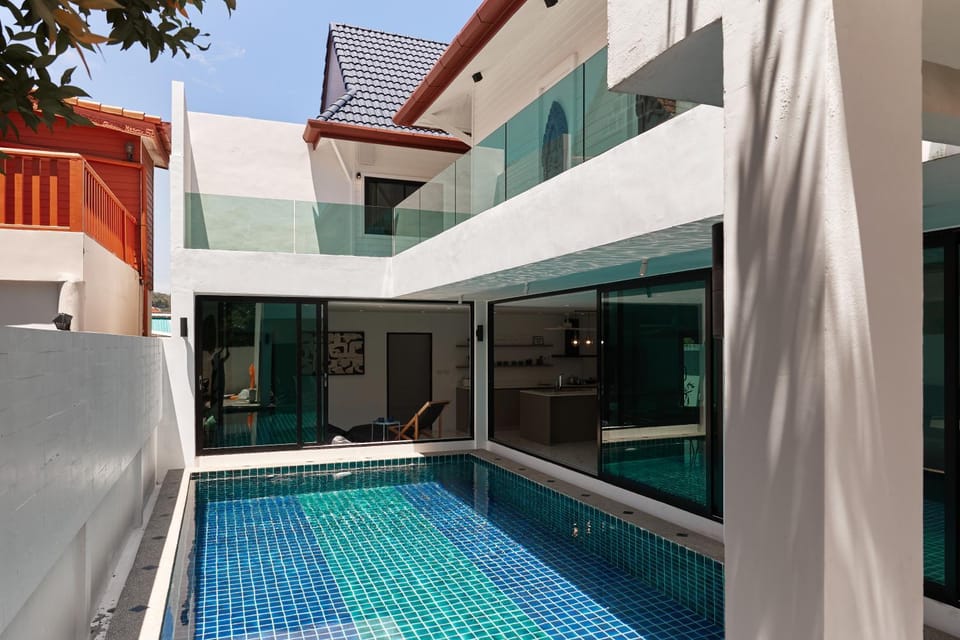 Property building, Day, Pool view, Swimming pool, sunbed