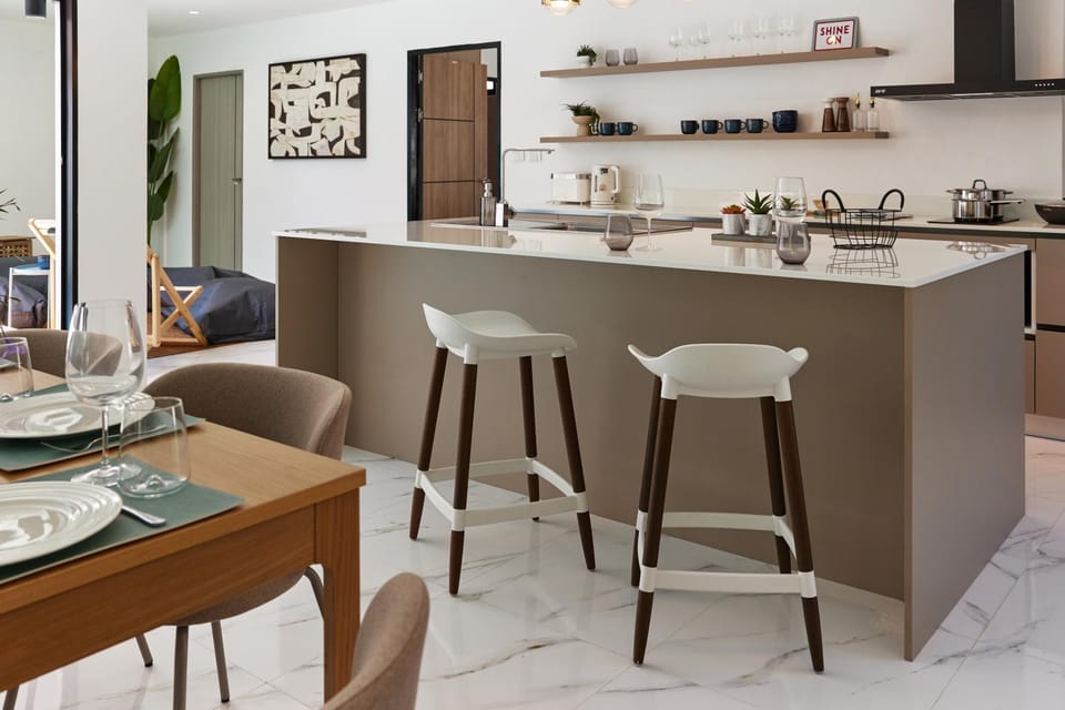 Coffee/tea facilities, Kitchen or kitchenette, Living room, Dining area