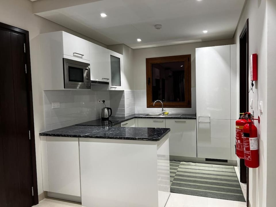 Kitchen or kitchenette, dishwasher, oven