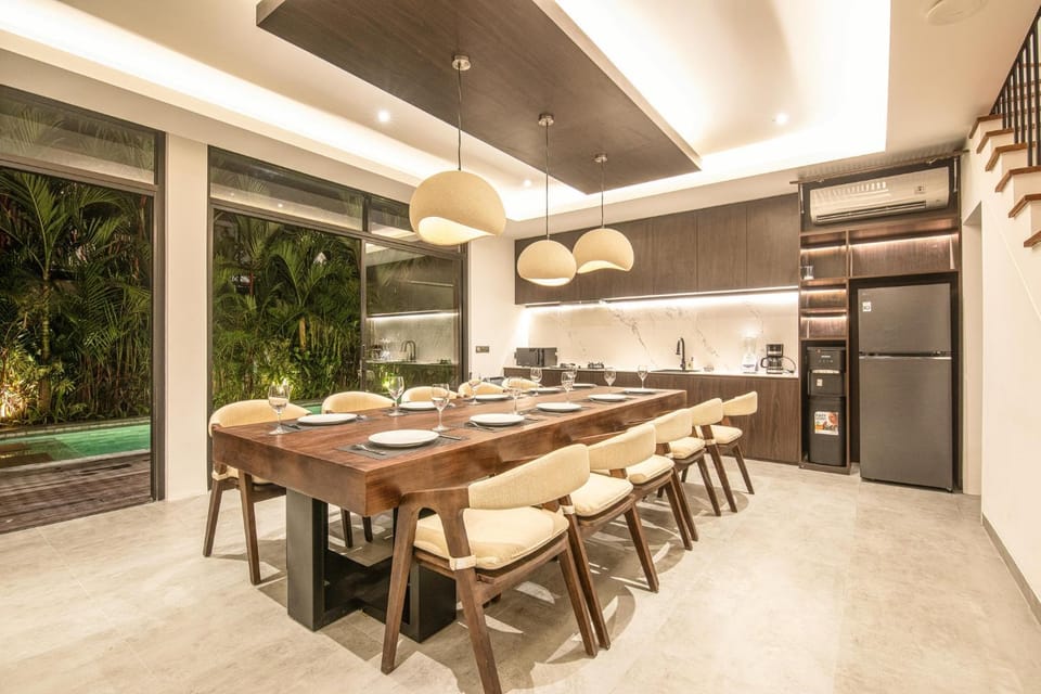 Grand 5BR Hideaway Just Moments to Canggu Beach House in North Kuta
