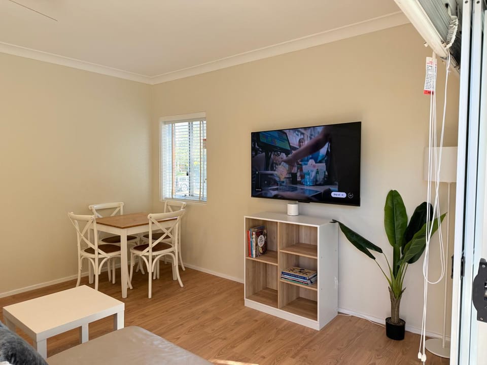 Library, TV and multimedia, Living room, Seating area, Dining area, Evening entertainment