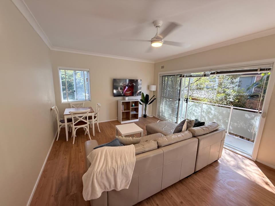 Living room, Photo of the whole room, Seating area, Dining area