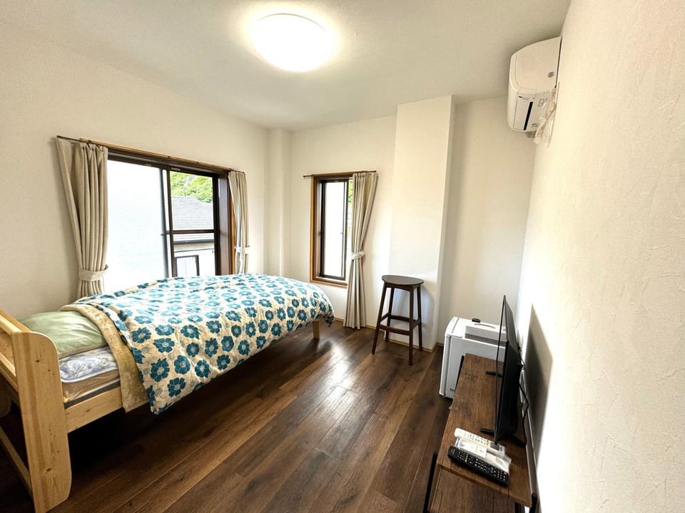 Photo of the whole room, Bedroom