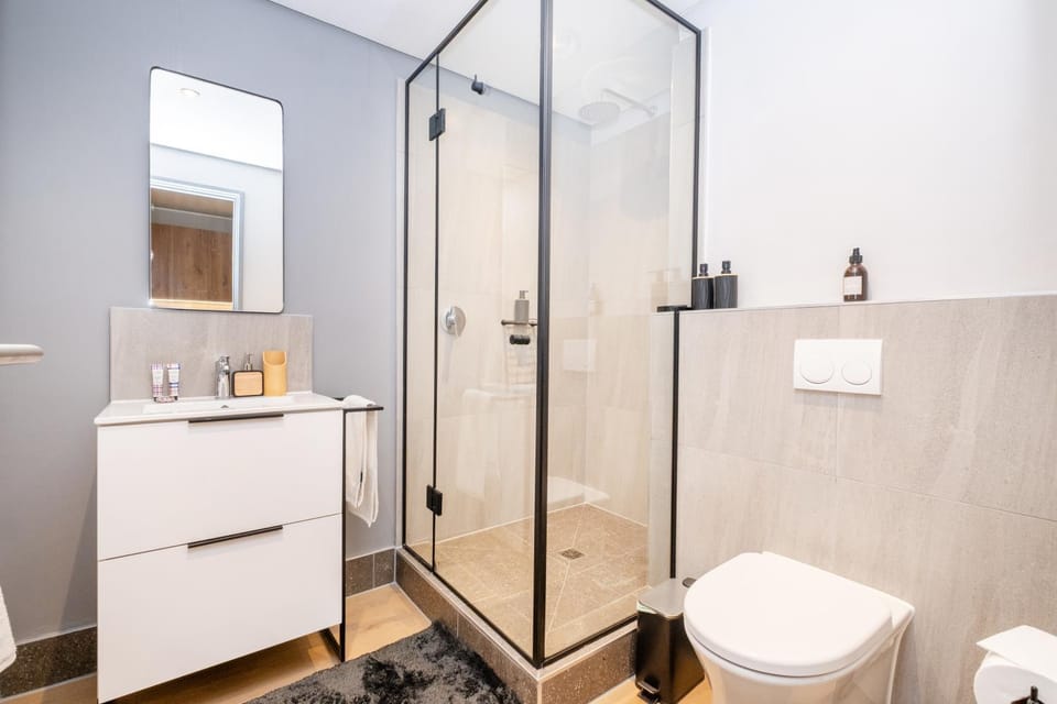 Shower, Toilet, Bathroom, towels