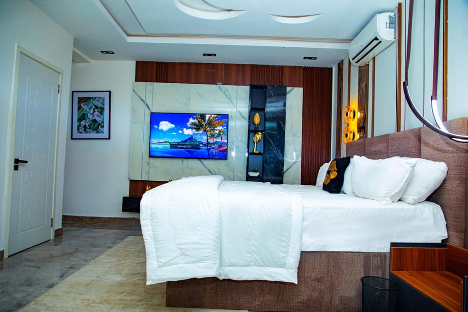 Bed, TV and multimedia, Bedroom