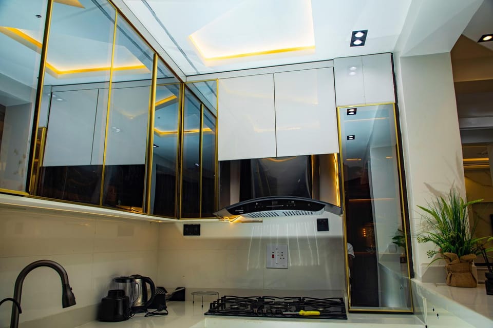Kitchen or kitchenette, minibar, stove