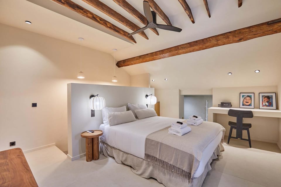 Bed, Photo of the whole room, towels