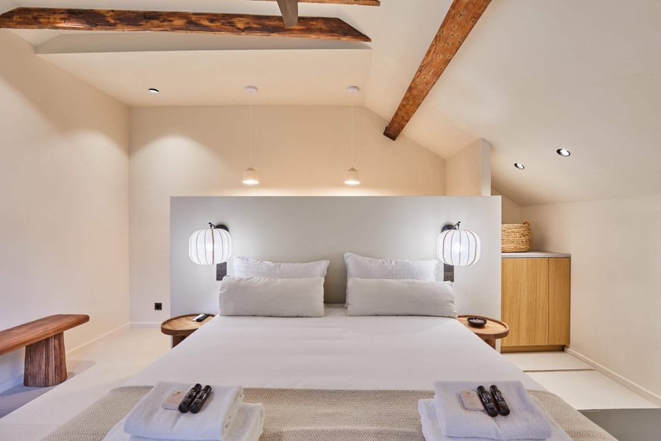 Bed, Bedroom, towels