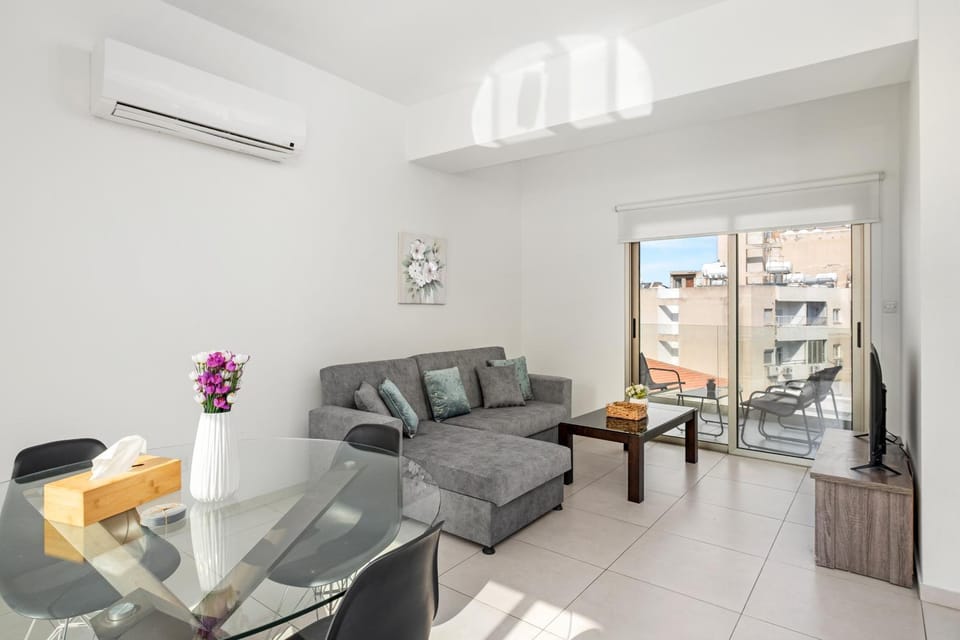 View (from property/room), Balcony/Terrace, Living room, Seating area, Dining area, air conditioner