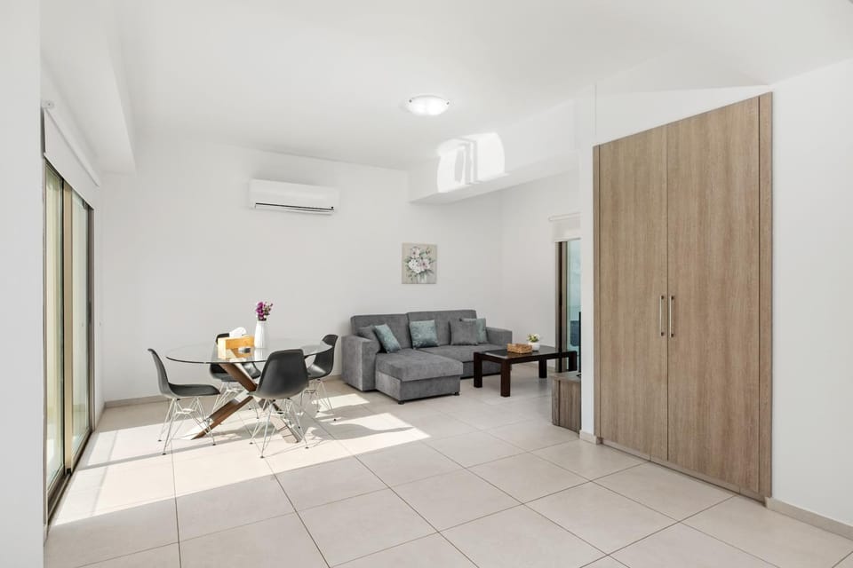 Living room, Seating area, Dining area, air conditioner