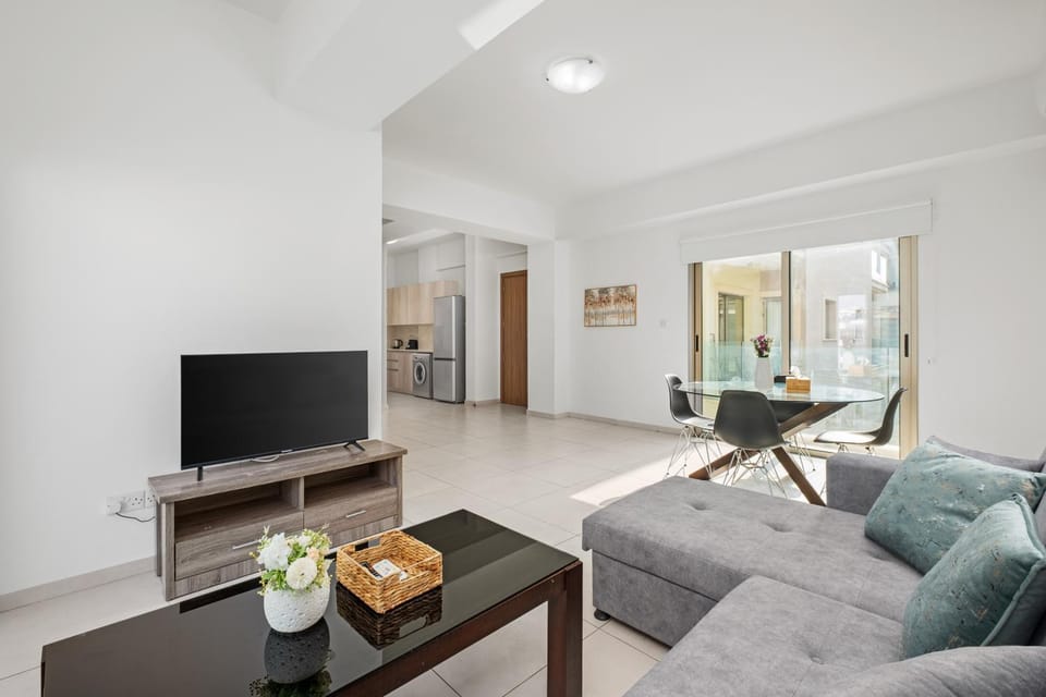 TV and multimedia, Living room, Seating area, Evening entertainment