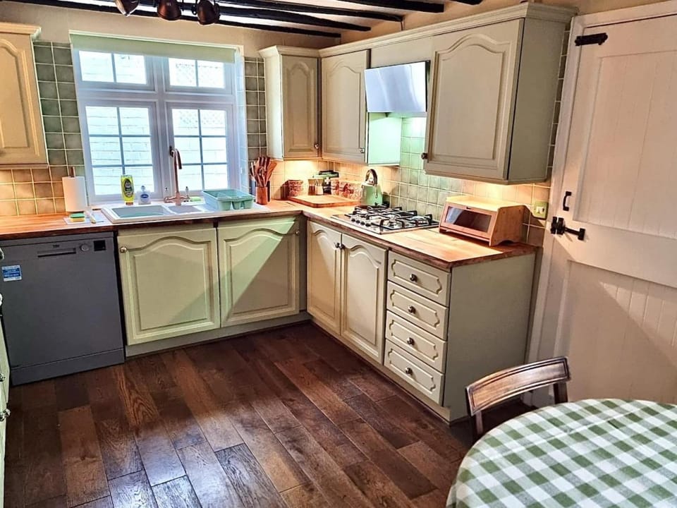 Kitchen or kitchenette, dishwasher, oven