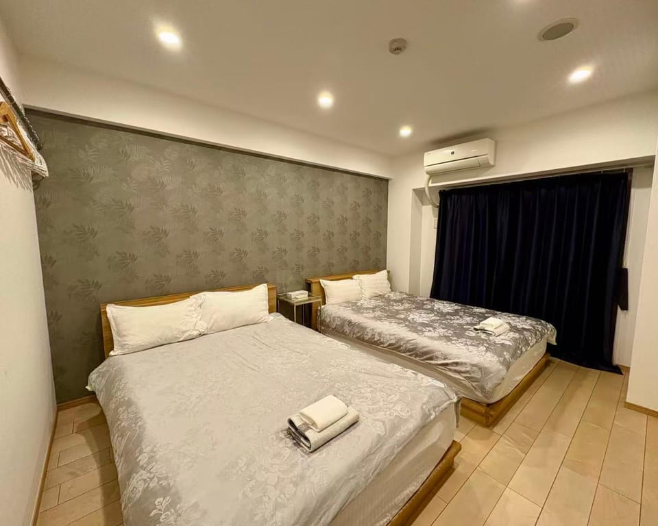 Photo of the whole room, towels