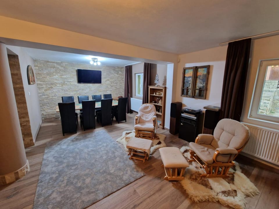 Communal lounge/ TV room, TV and multimedia, Living room, Evening entertainment