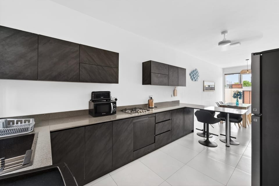 Coffee/tea facilities, microwave, washing machine, kitchen