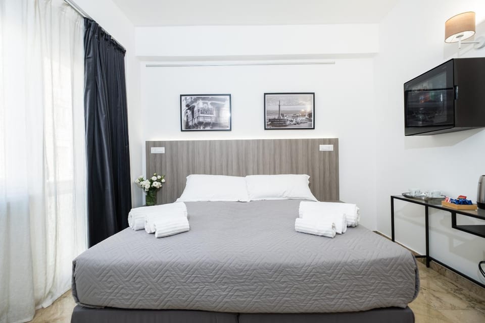 Bed, TV and multimedia, Bedroom, towels
