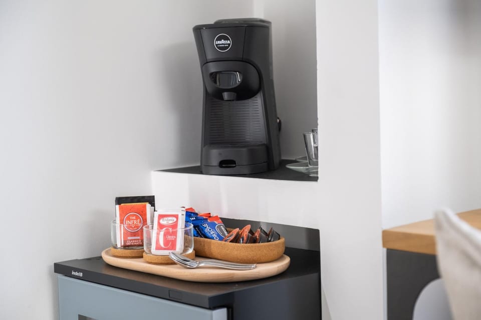 Coffee/tea facilities, Food and drinks, Food