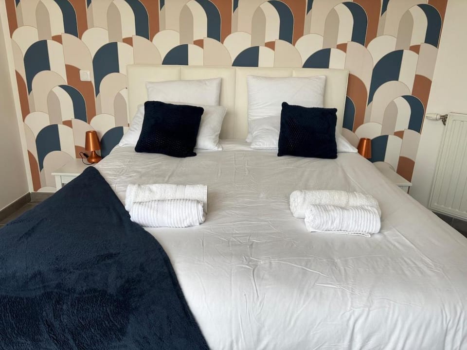 Bed, Bedroom, towels