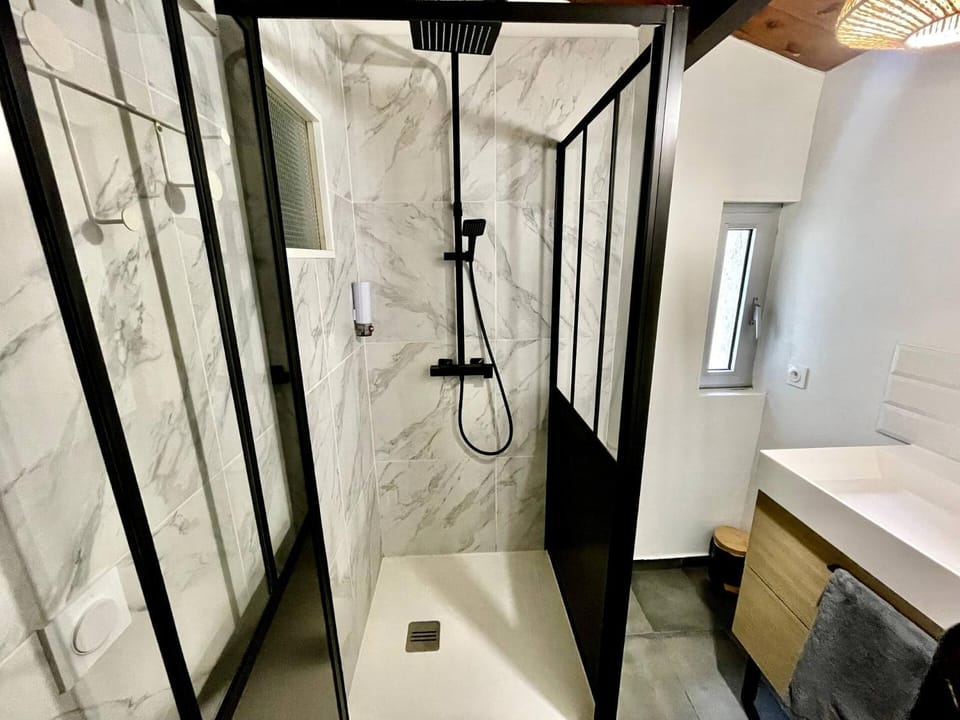 Shower, Bathroom, towels