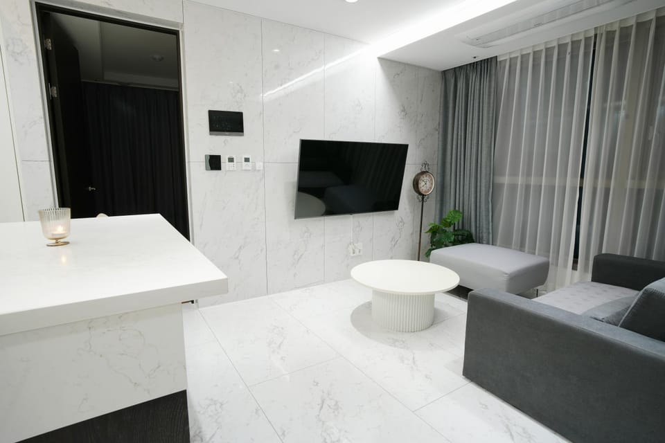 Communal lounge/ TV room, Kitchen or kitchenette, Living room