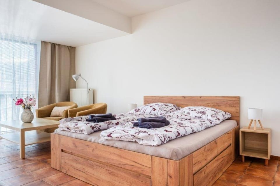 Bed, Living room, Bedroom, towels