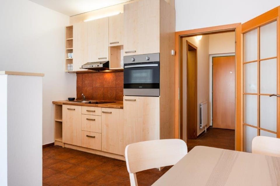 Kitchen or kitchenette, oven, stove