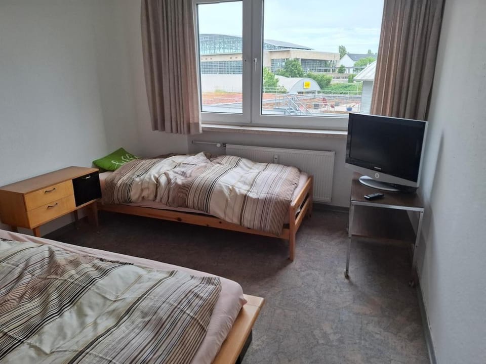 Bed, TV and multimedia, Bedroom