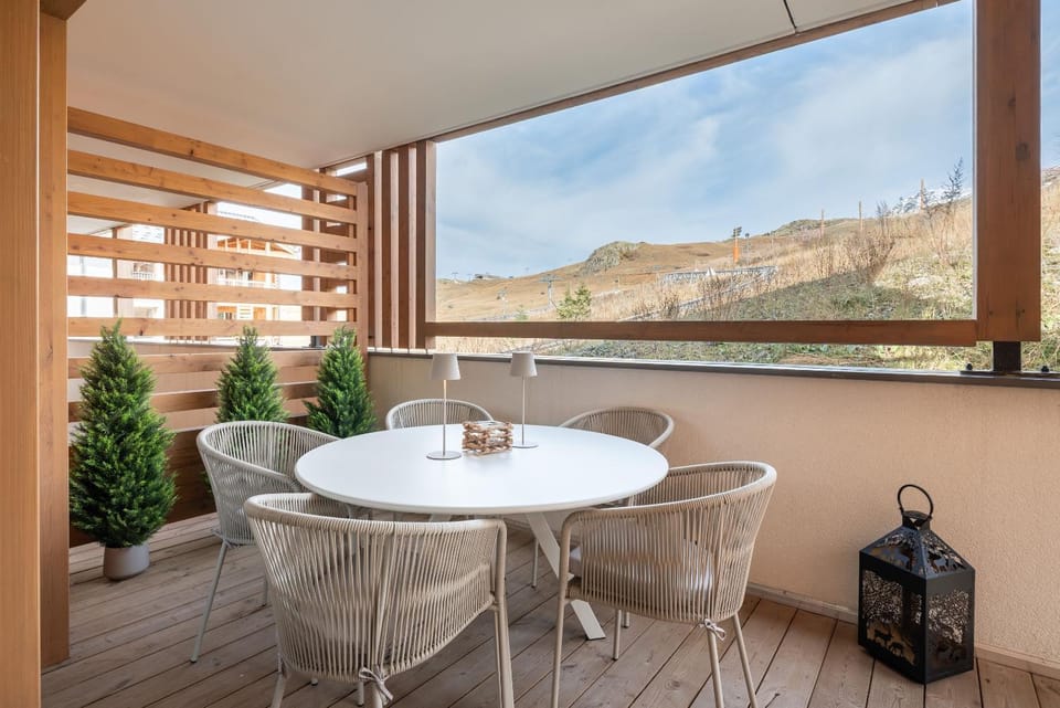 Natural landscape, View (from property/room), Balcony/Terrace, Seating area, Dining area, Mountain view