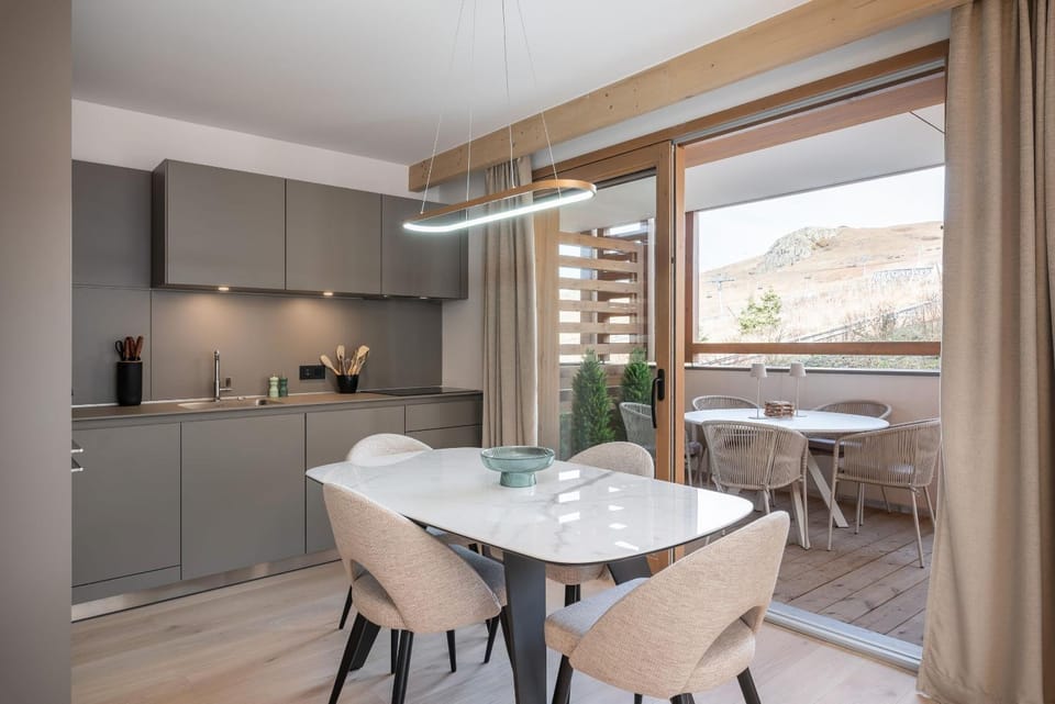 Natural landscape, Kitchen or kitchenette, Seating area, Dining area