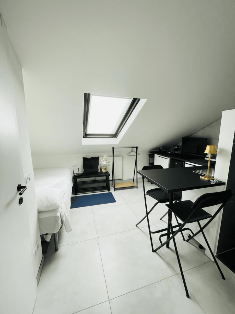 Bed, TV and multimedia, Seating area, Dining area