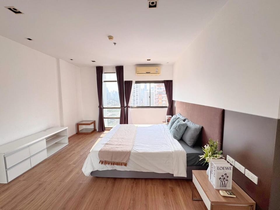 Nana SkyView Retreat 2 Bedroom 2 Bath Nana BTS Apartment in Bangkok
