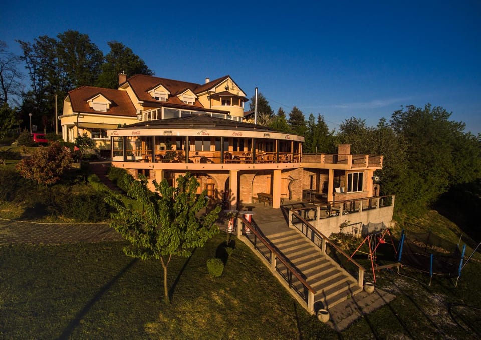 Restaurant/places to eat, Neighbourhood, Natural landscape