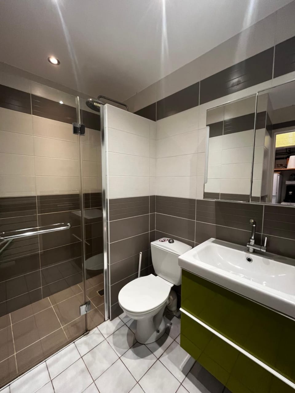 Shower, Toilet