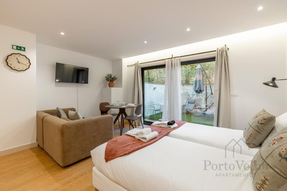 Bed, TV and multimedia, Living room, Photo of the whole room, Bedroom