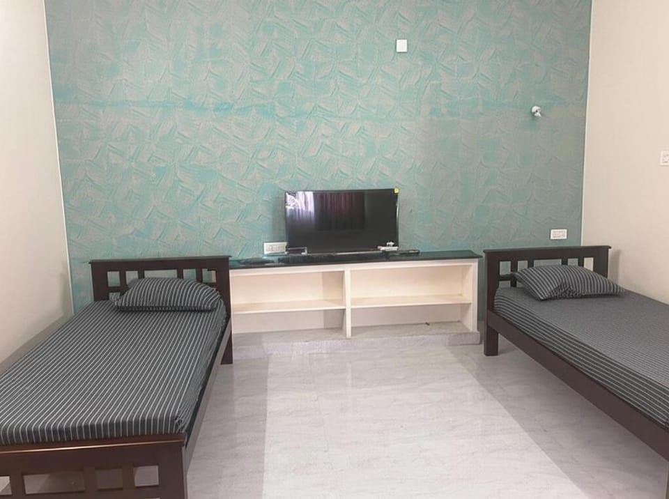 Bed, TV and multimedia, Living room, Photo of the whole room