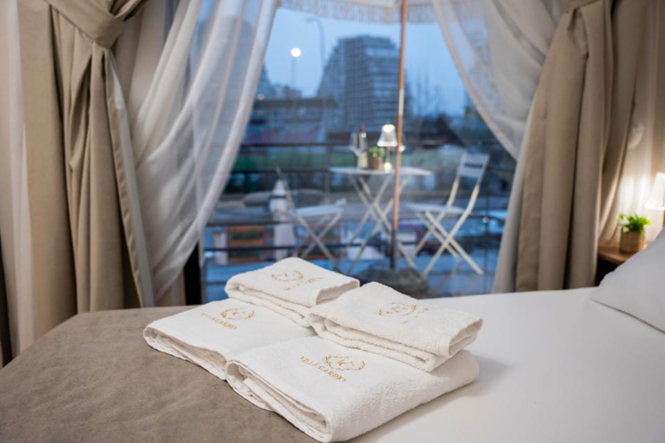 Bedroom, towels