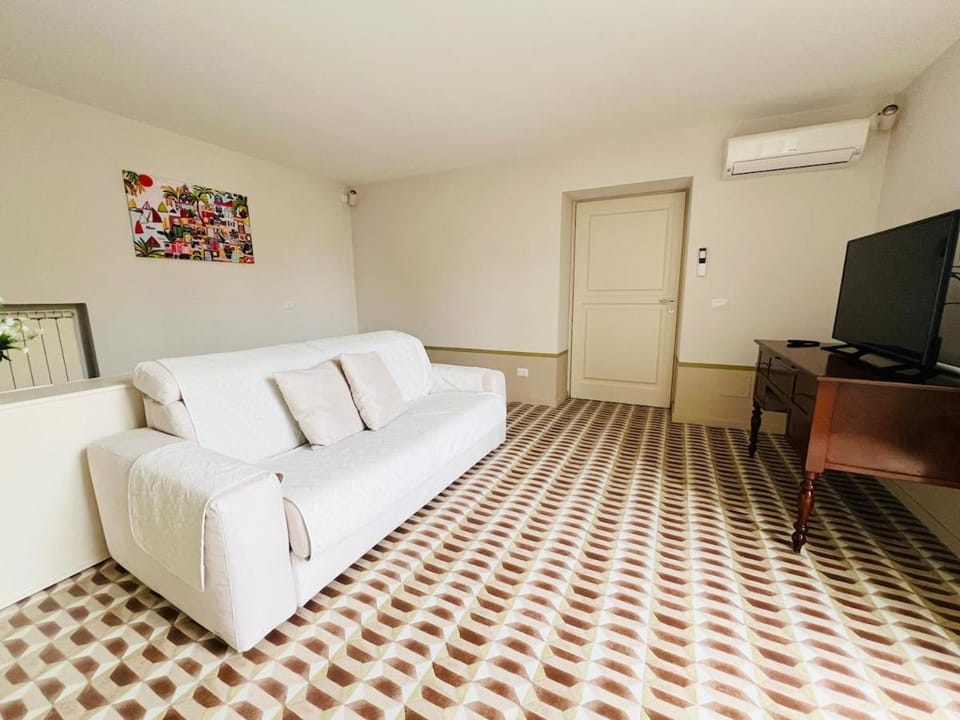 Communal lounge/ TV room, Living room, Seating area