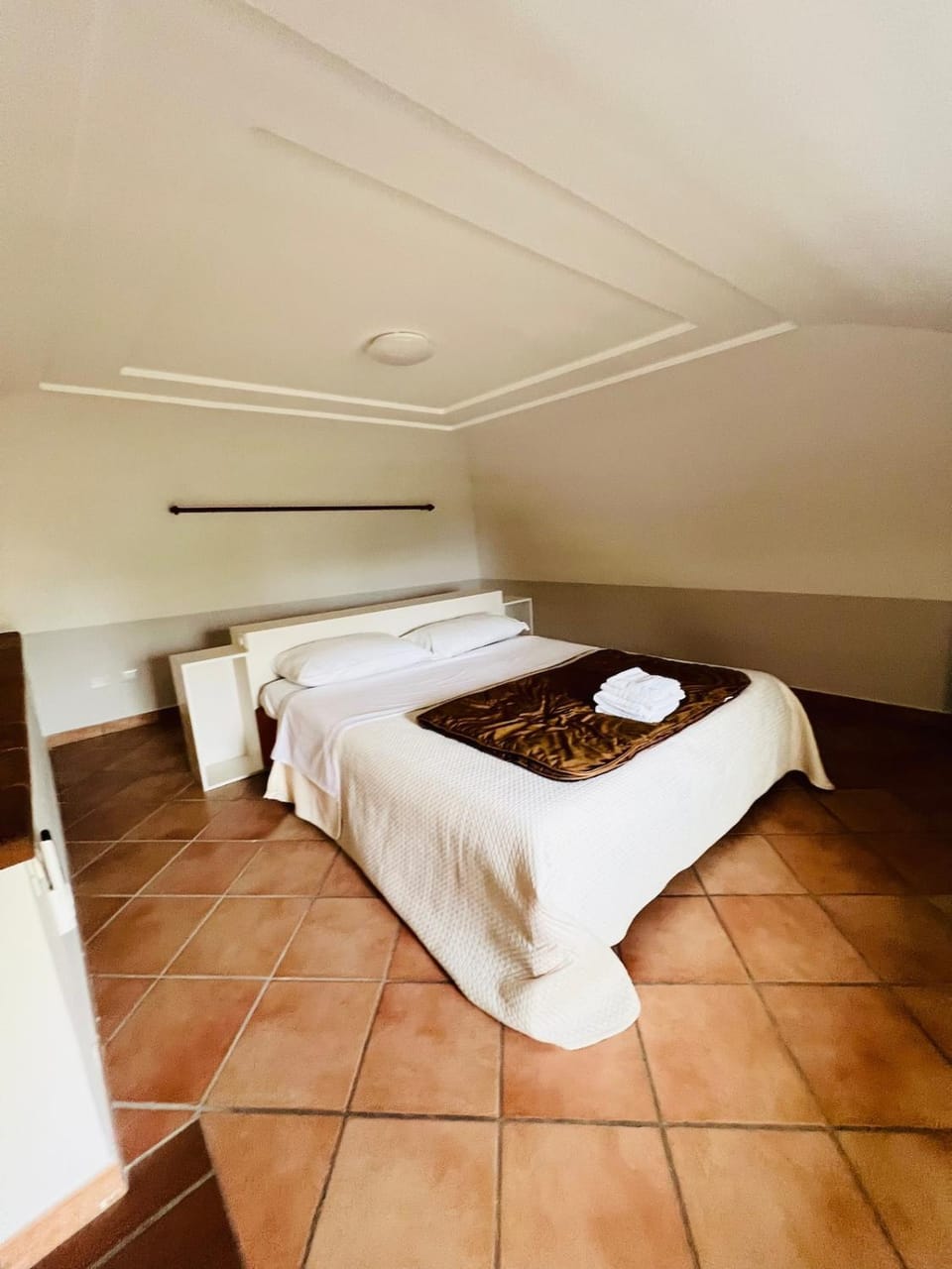 Bed, Photo of the whole room, Bedroom, towels