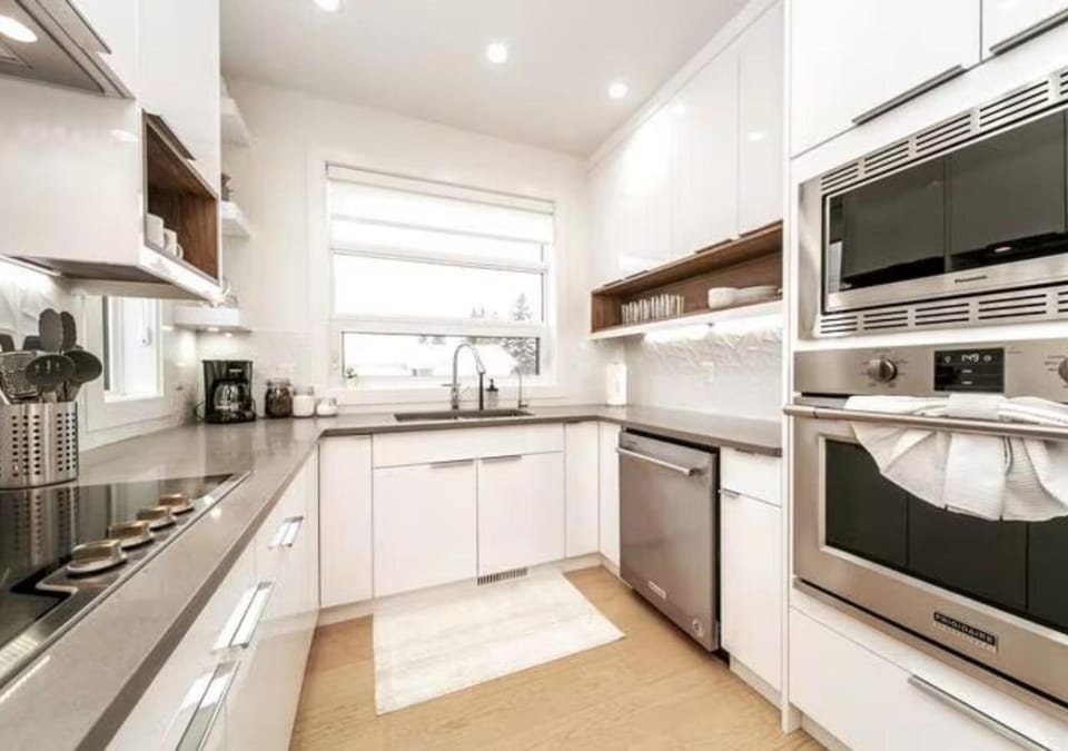 5BDRM Chic Modern Home-Hot Tub-King Bed-AC-Garage Apartment in Edmonton