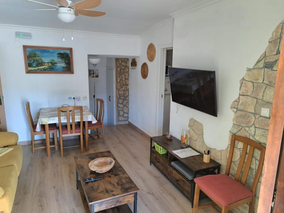 TV and multimedia, Living room, Seating area, Dining area