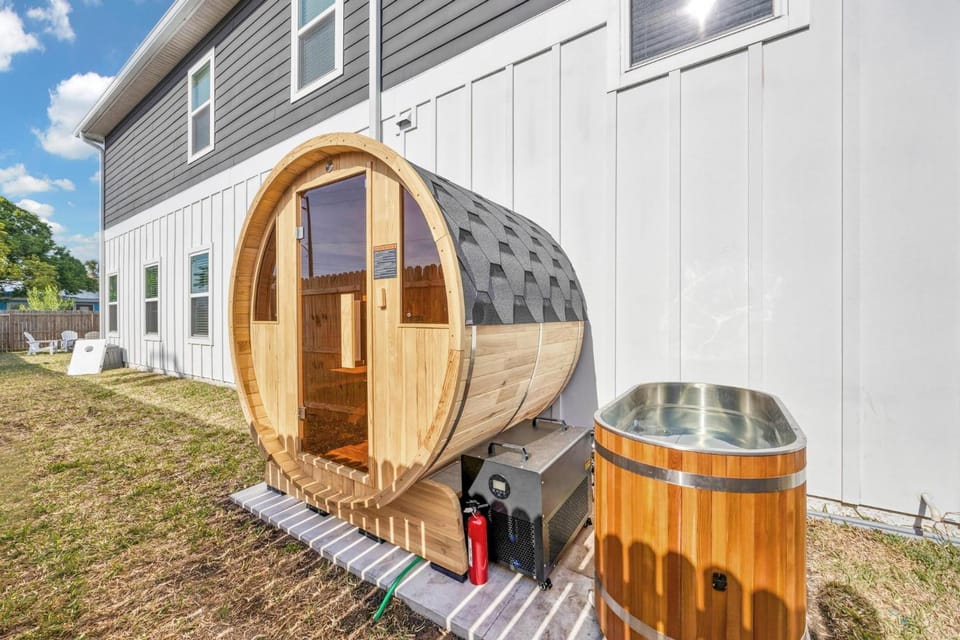 Beach Home Sauna & Cold Plunge E-Bikes House in Jacksonville Beach