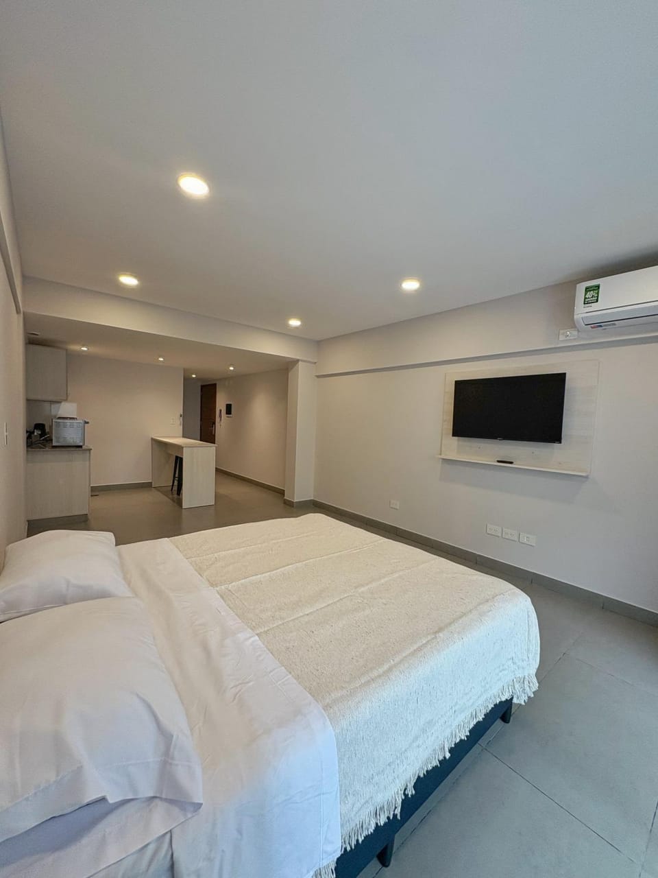 Bed, TV and multimedia, Photo of the whole room, Evening entertainment, Bedroom, air conditioner