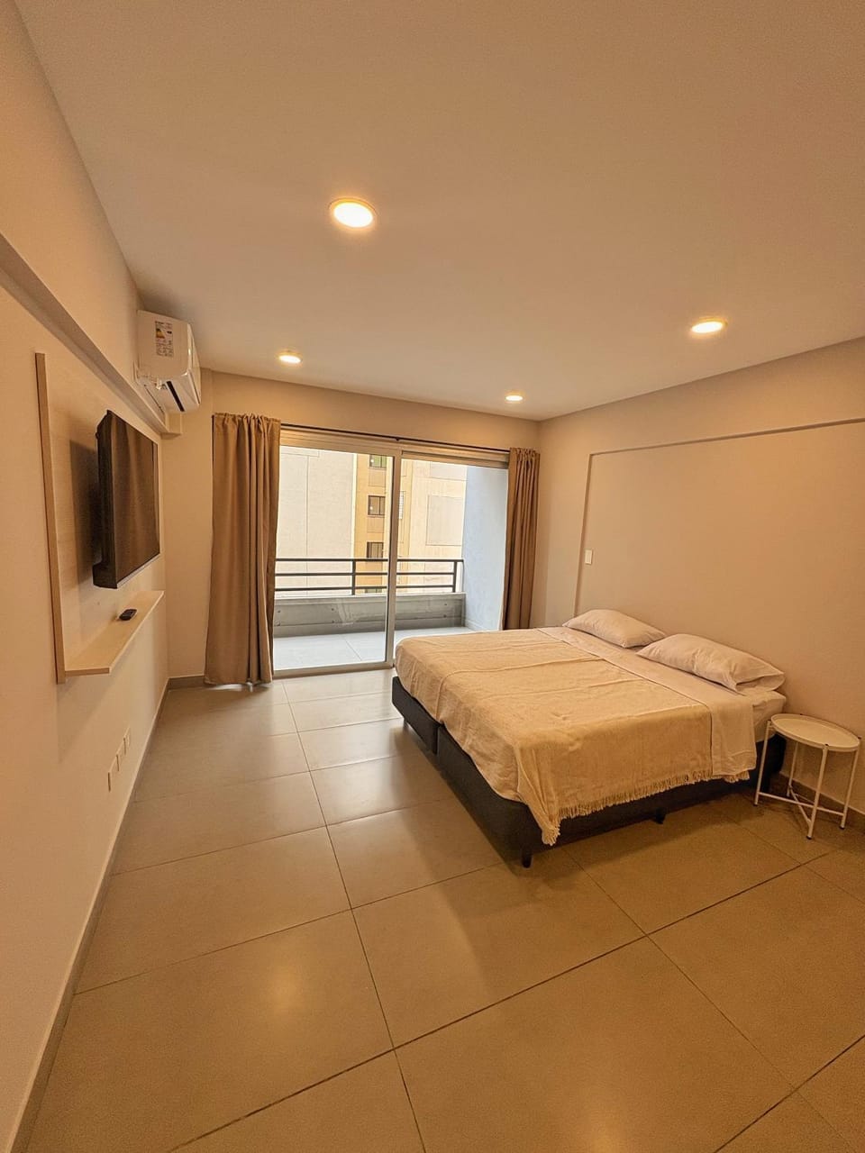Bed, TV and multimedia, Photo of the whole room, Bedroom, air conditioner