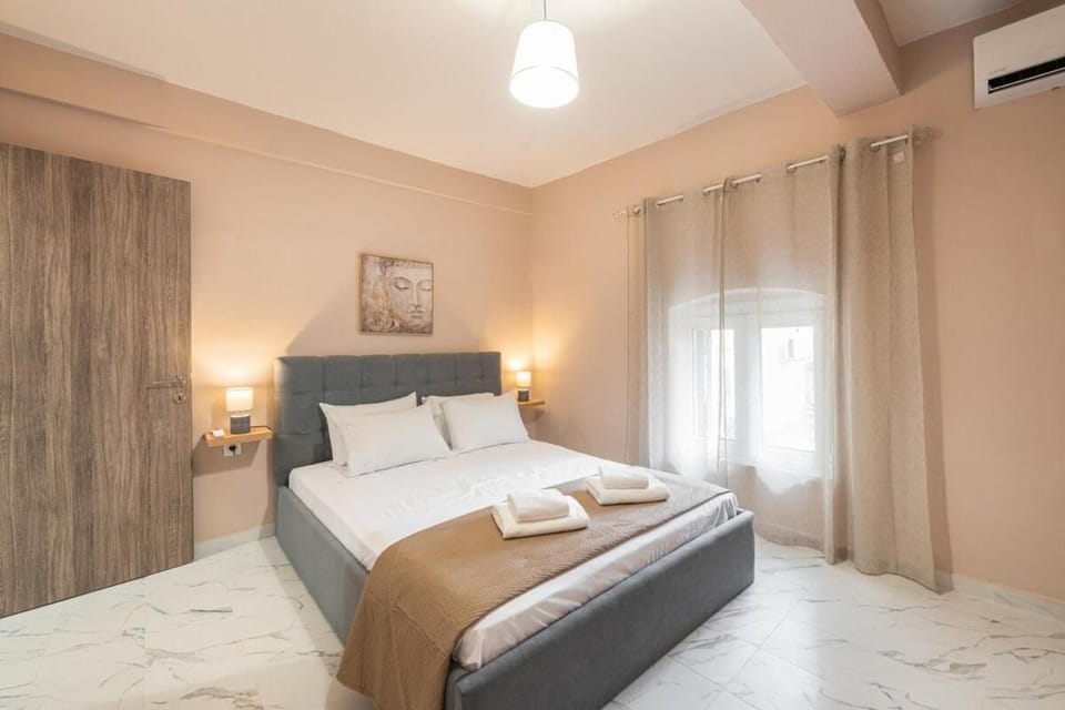 Bed, Photo of the whole room, Bedroom, towels, air conditioner