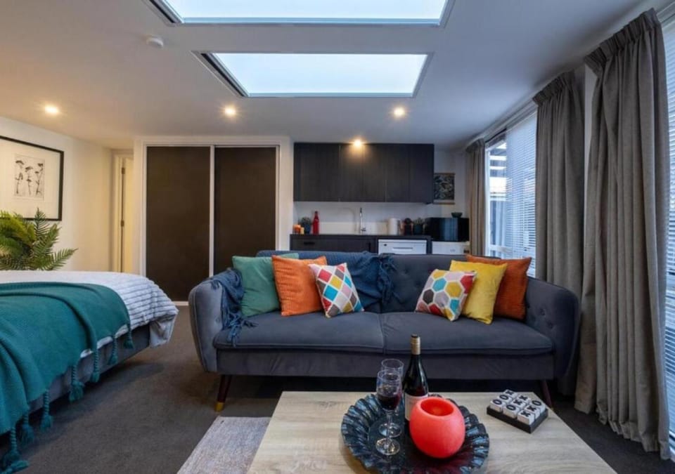 Bed, TV and multimedia, Kitchen or kitchenette, Living room, Photo of the whole room, Seating area, Bedroom
