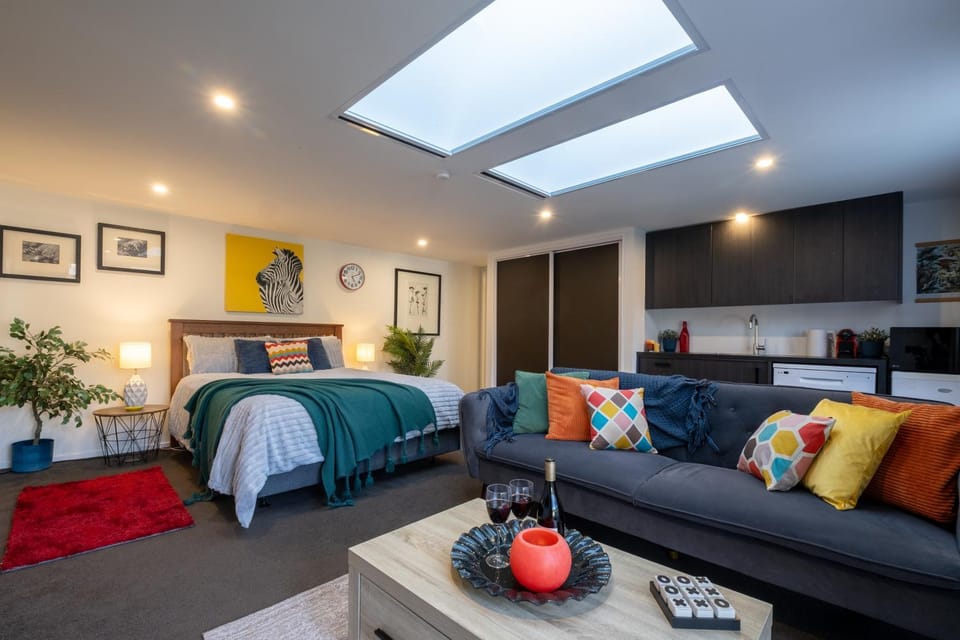 Bed, TV and multimedia, Kitchen or kitchenette, Living room, Photo of the whole room, Seating area, Bedroom